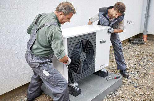 Vaillant Wärmepumpe wird draussen aufgestellt und installiert