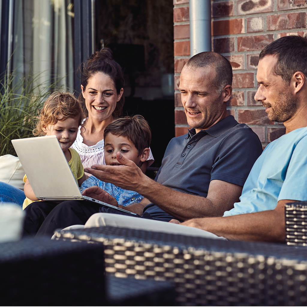 Foto einer Familie, die über ihre Möglichkeiten beraten wird